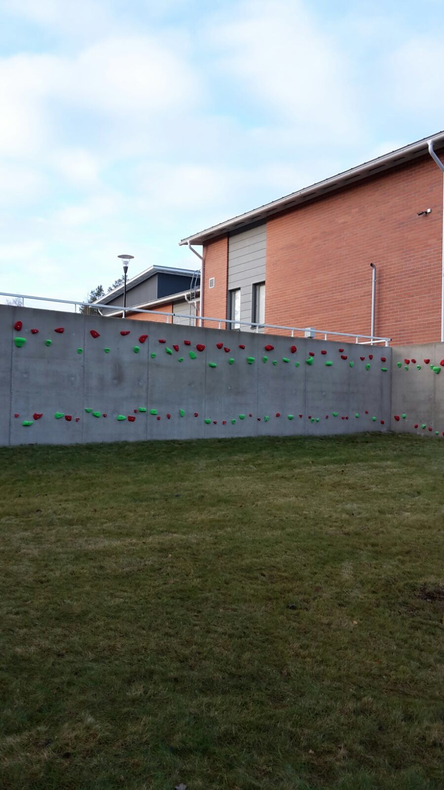 RS Parks ulkokiipeilyseinä betonimuuriin